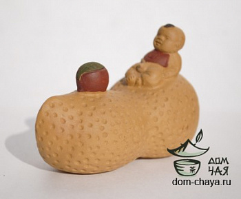 Фигурка «Мальчик на арахисе»