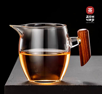 Чахай из стекла с ручкой из дерева, 350 мл.